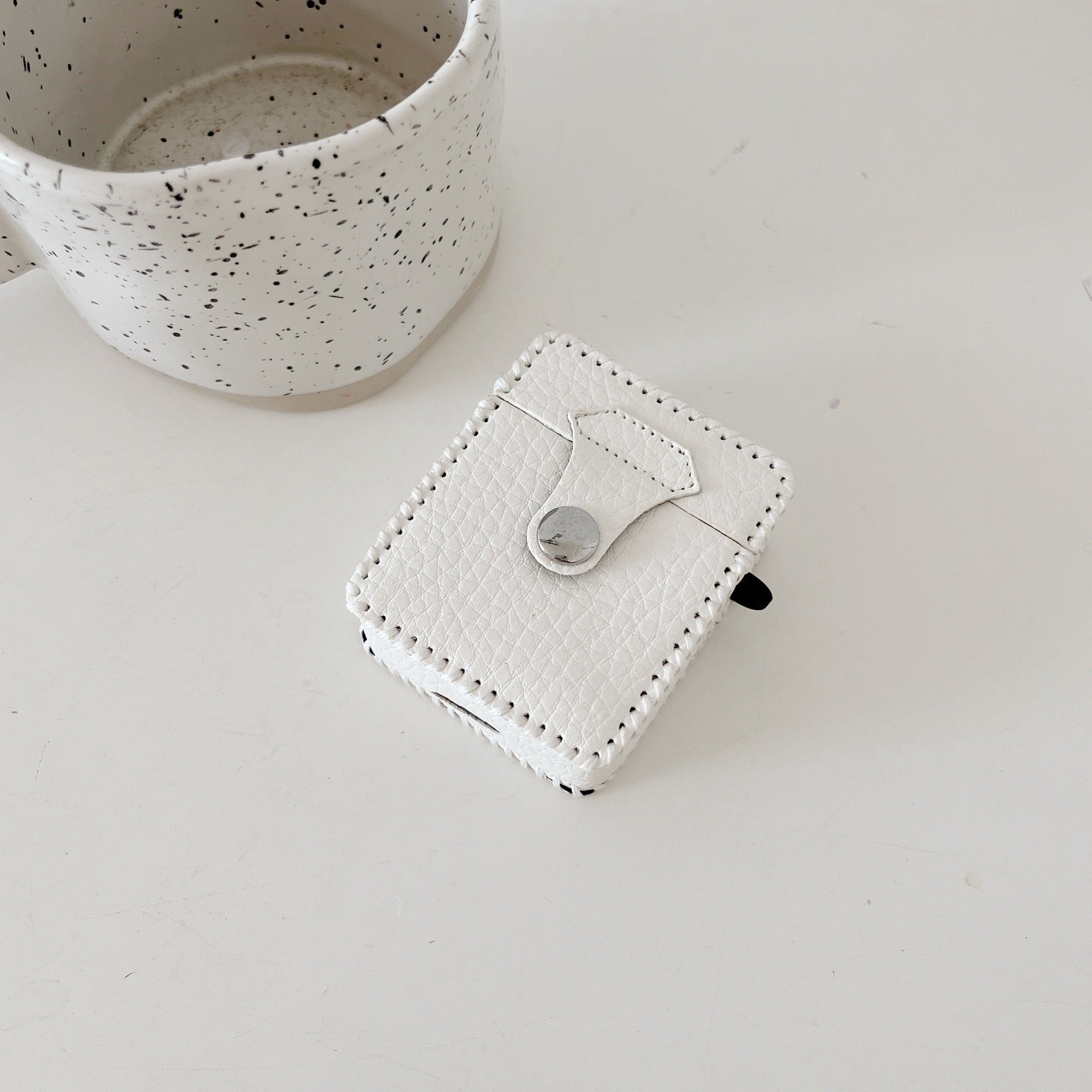 ホワイトリッチレザーケース【AirPods(エアーポッズ)】